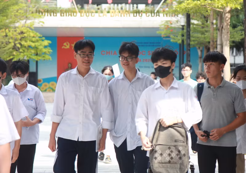 Bài thi cuối cùng của kỳ thi là bài thi ngoại ngữ đã để lại nhiều cảm xúc cho thí sinh. Với nhiều em, đó là môn nhẹ nhàng nhất, dễ ăn điểm nhất. Nhưng với không ít thí sinh, bài thi ngoại ngữ mang nhiều áp lực nhất. Niềm vui của thí sinh Hà Nội sau bài thi môn Ngoại ngữ