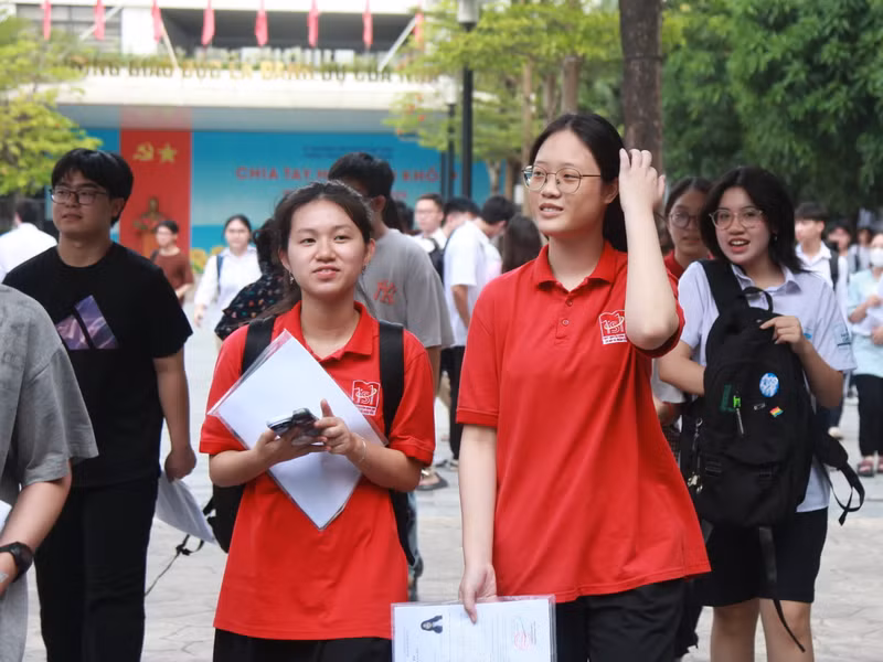 Theo các thí sinh, để đạt điểm 5- 6 điểm môn tiếng Anh không khó nhưng muốn ghi điểm cao, thí sinh cần xử lý được các dạng bài nâng cao khác nhau như: bài từ đồng nghĩa - trái nghĩa, hoàn thành đoạn văn, đọc hiểu. Niềm vui của thí sinh Hà Nội sau bài thi môn Ngoại ngữ