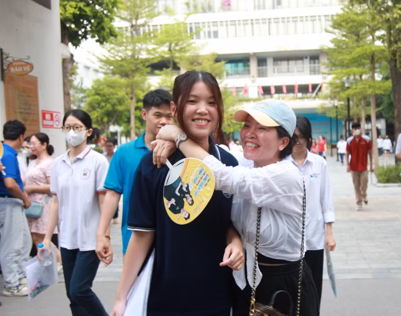 Rời phòng thi trong tâm trạng thoải mái, thí sinh nhận lời chúc mừng ngọt ngào từ mẹ. Niềm vui của thí sinh Hà Nội sau bài thi môn Ngoại ngữ