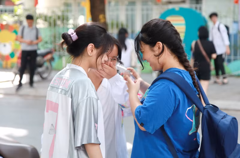 Ba người bạn cùng lớp chia sẻ niềm vui sau kỳ thi này. Niềm vui của thí sinh Hà Nội sau bài thi môn Ngoại ngữ