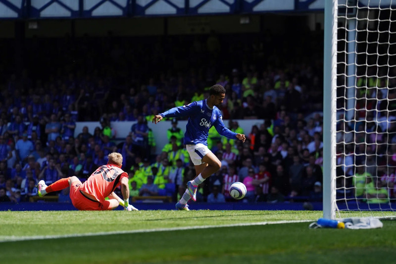 goes-round-southampton-goalkeepe.jpg