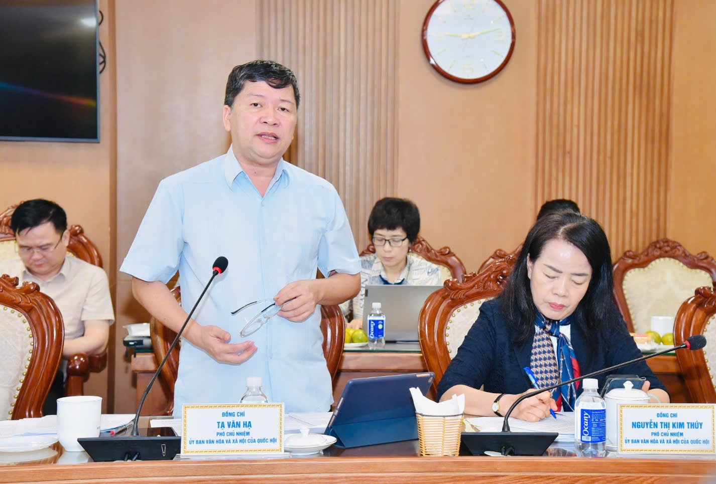 Phó Chủ nhiệm Ủy ban Văn hóa và Xã hội của Quốc hội Tạ Văn Hạ phát biểu. phien-hop-4.jpg