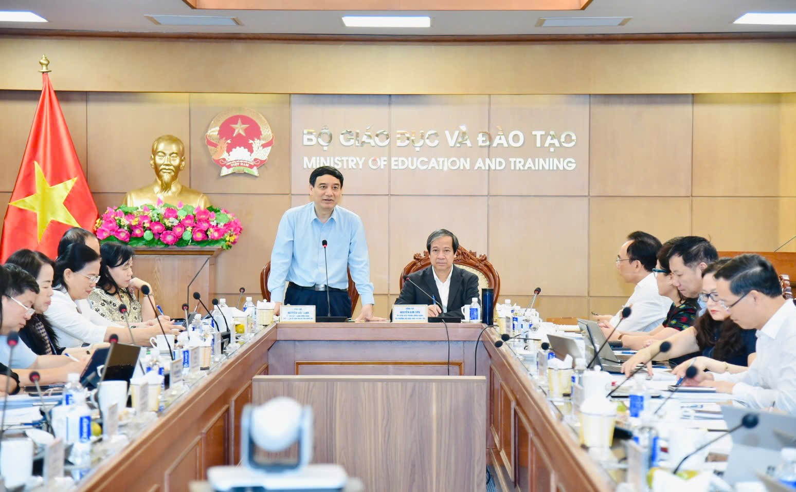 Chủ nhiệm Ủy ban Văn hóa và Xã hội của Quốc hội Nguyễn Đắc Vinh phát biểu tại phiên họp. phien-hop-2.jpg