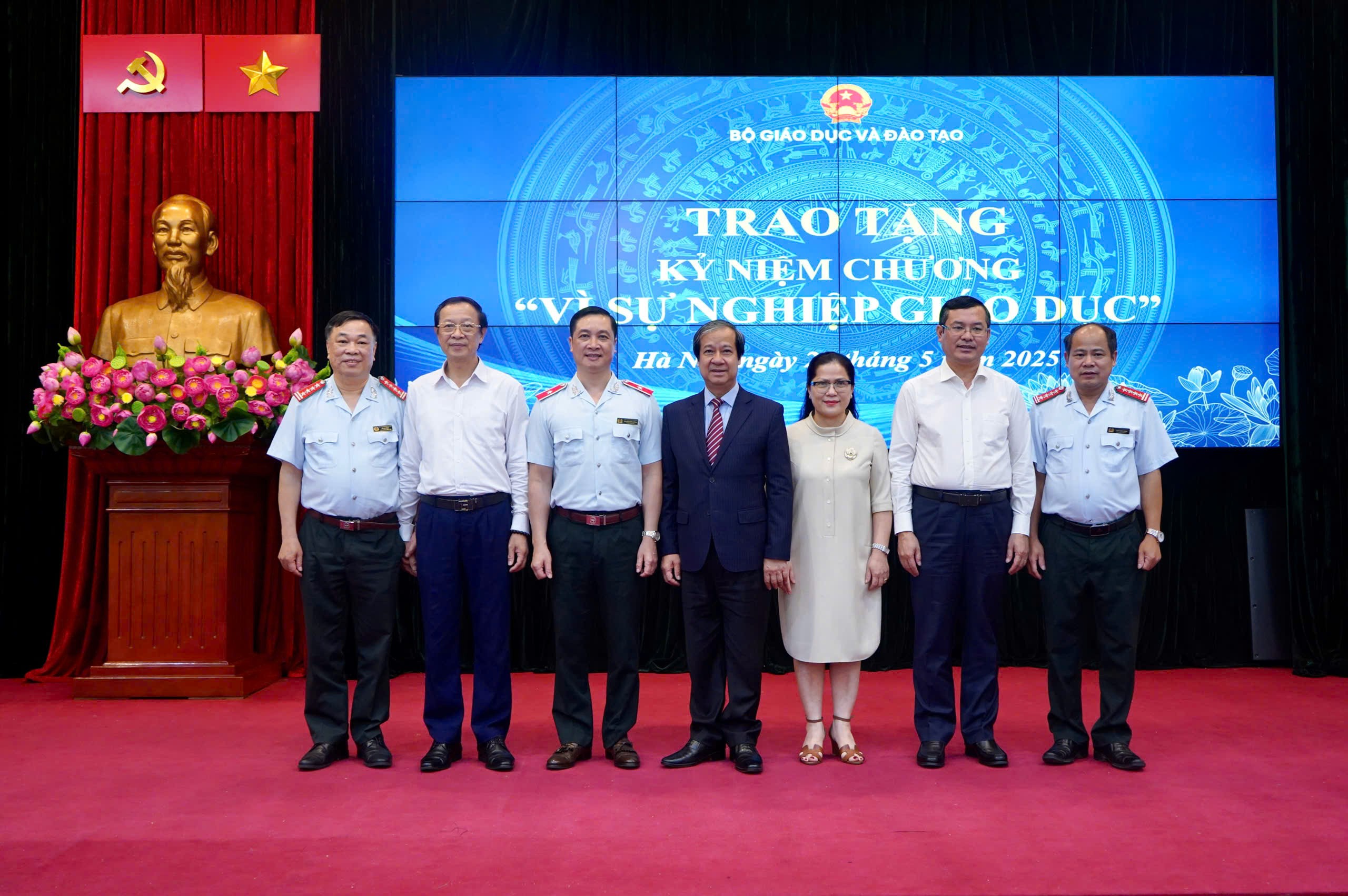 lanh-dao-bo-chup-anh-luu-niem1.jpg