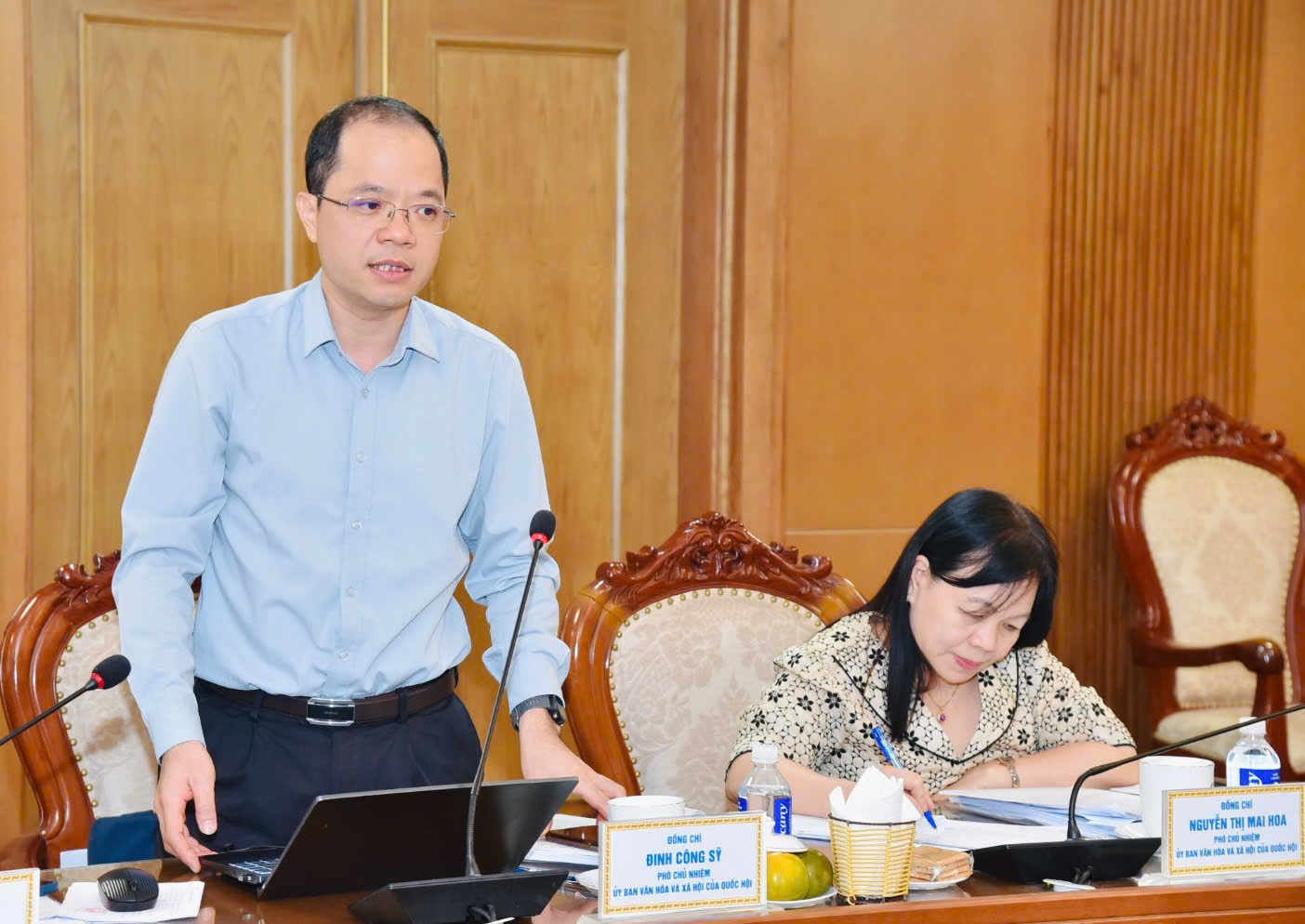 Phó Chủ nhiệm Ủy ban Văn hóa và Xã hội của Quốc hội Đinh Công Sỹ phát biểu. phien-hop-5.jpg