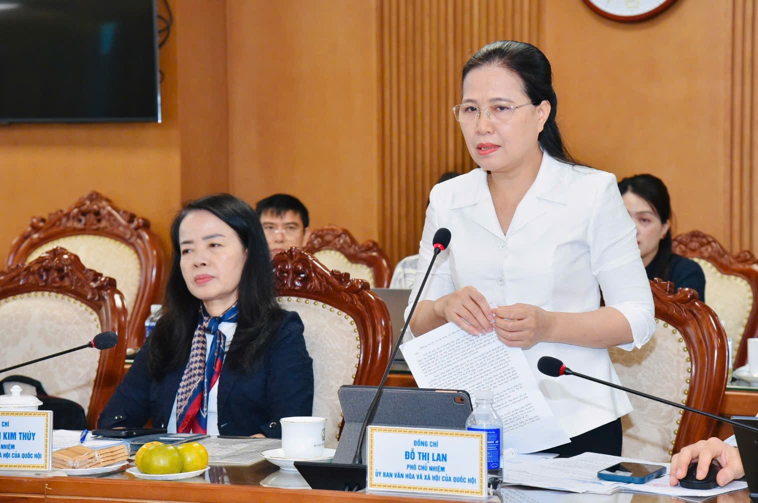 Phó Chủ nhiệm Ủy ban Văn hóa và Xã hội của Quốc hội Đỗ Thị Lan phát biểu. phien-hop-6.jpg