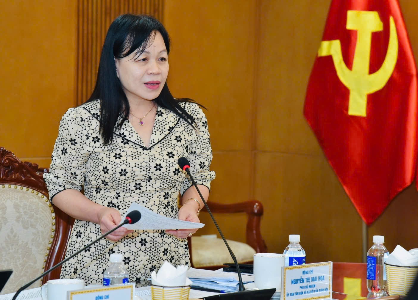 Phó Chủ nhiệm Ủy ban Văn hóa và Xã hội của Quốc hội Nguyễn Thị Mai Hoa phát biểu. phien-hop-3.jpg