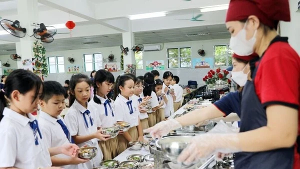 Bữa ăn học đường phải được đảm bảo tuyệt đối an toàn, việc để thực phẩm bẩn, không rõ nguồn gốc lọt vào bếp ăn trường học là hành vi vô trách nhiệm, gây nguy cơ lâu dài cho trẻ nhỏ (Ảnh minh hoạ)