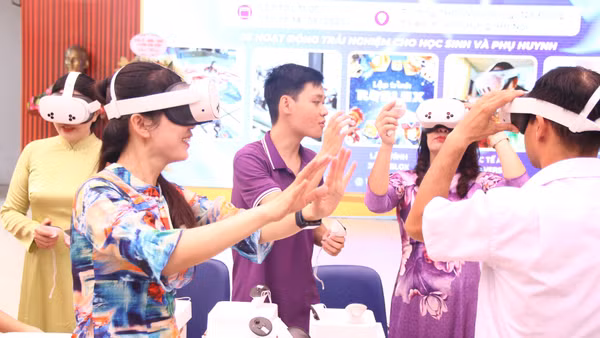 Giáo viên Trường THCS Vĩnh Hưng (Hà Nội) trải nghiệm với thiết bị AI. Ảnh: TG