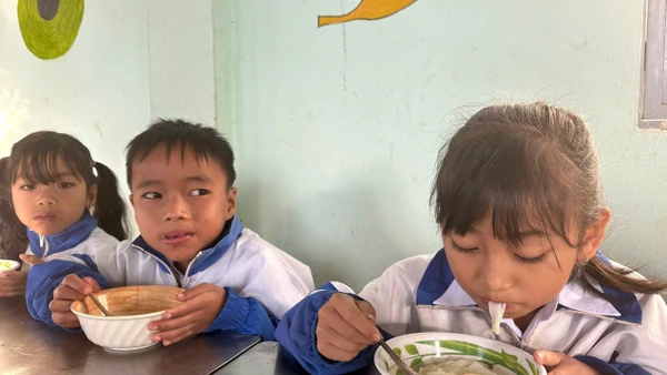 Học sinh vui, no bụng với bữa sáng đủ đầy dưỡng chất.