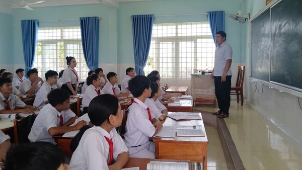 Hạnh phúc lớn nhất của thầy Nhật là thấy học trò trưởng thành, ứng dụng tốt kiến thức vào cuộc sống. Ảnh: Dung Nguyễn.