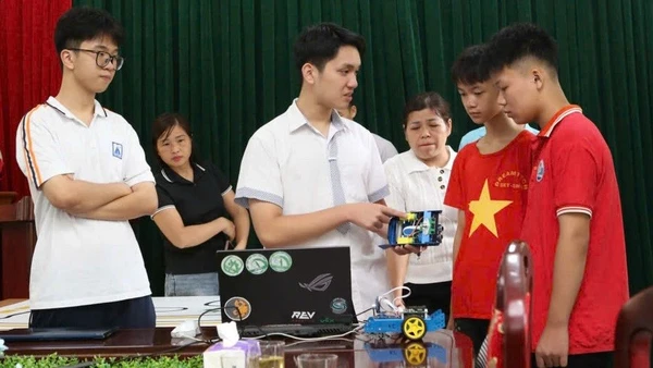 Học sinh xã Tri Lễ (Lạng Sơn) tham gia học và nghiên cứu Robot. Ảnh: NVCC