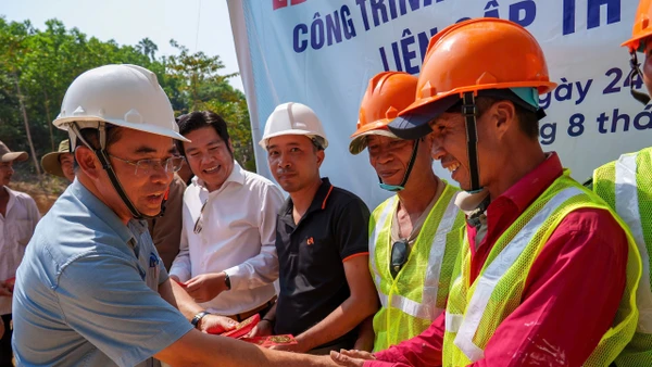 Ông Trần Anh Tuấn - Phó Chủ tịch UBND TP Đà Nẵng động viên công nhân, người lao động đang thi công dự án trường phổ thông nội trú liên cấp ở các xã biên giới Đà Nẵng. 