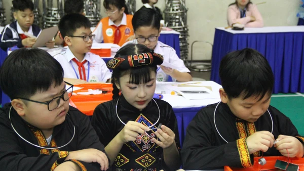 Học sinh Trường THCS Vĩnh Hưng (Hà Nội) tham gia ngày hội trải nghiệm trí tuệ nhân tạo và robotics. Ảnh: Minh Phong