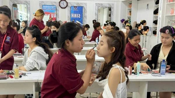 Sinh viên Trường Trung cấp Nguyễn Tất Thành trong giờ thực hành nghề làm đẹp.