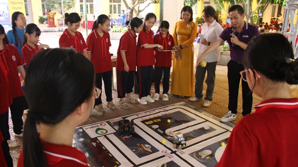 Thầy - trò Trường THCS Vĩnh Hưng (Hà Nội) trong hoạt động ngoài giờ lên lớp. Ảnh: TG