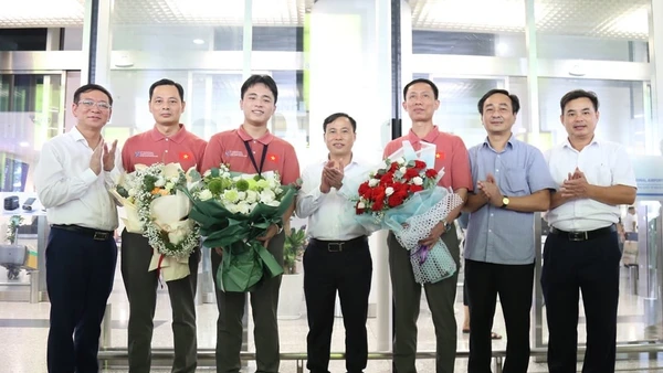 Sở GD&ĐT tỉnh Bắc Ninh chúc mừng Ngô Quang Minh - học sinh lớp 12, Trường THPT chuyên Bắc Ninh đoạt Huy chương Vàng Olympic Hóa học quốc tế 2025 và thành viên trong đoàn. Ảnh: Đăng Chung