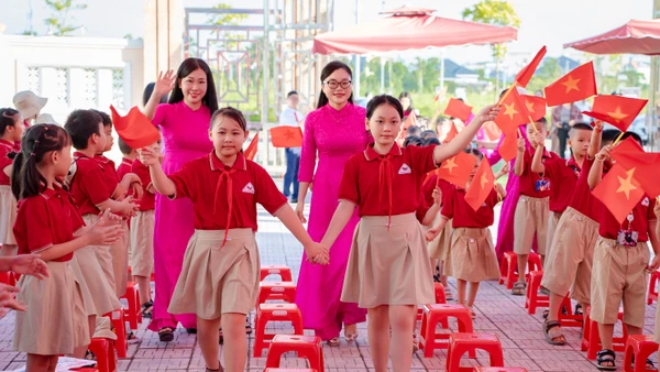 Cô, trò Trường Tiểu học Cửa Nam (Nam Định, Ninh Bình) trong ngày khai giảng năm học 2025 - 2026.