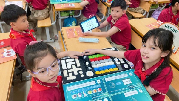Giờ học tiếng Anh thông qua STEM của học sinh Trường Tiểu học Nguyễn Du (Hà Nội). Ảnh minh họa: INT