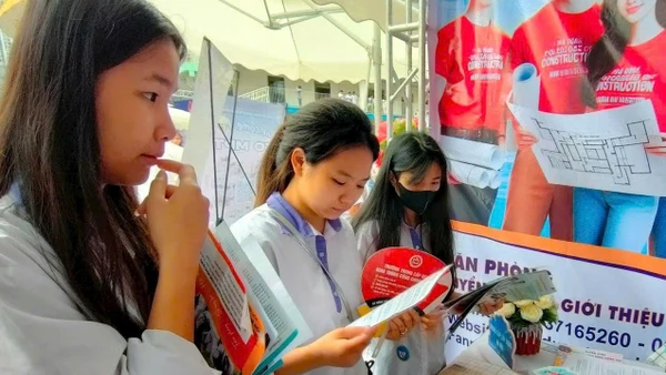 Công tác tư vấn hướng nghiệp cho học sinh sau tốt nghiệp THCS được nhiều cơ sở GDNN chú trọng triển khai. Ảnh: NTCC