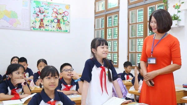 Giờ học của cô và trò Trường Tiểu học Trần Quốc Toản (phường Tô Hiệu, Sơn La). Ảnh: ITN