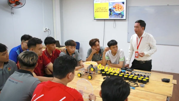 Sinh viên Trường Cao đẳng Bách khoa Sài Gòn tập huấn thiết kế robot.
