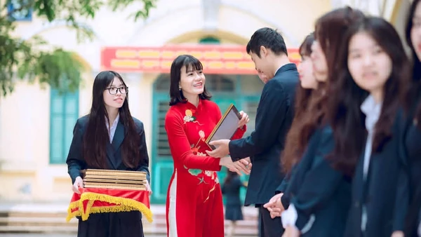 Hiệu trưởng Nguyễn Thị Nhiếp khen thưởng các em đoạt giải học sinh giỏi quốc gia năm học 2025 - 2026.