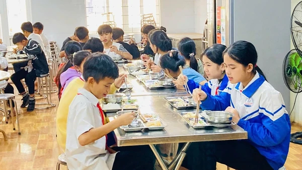 Học sinh Trường Phổ thông Dân tộc bán trú THCS Hướng Phùng ăn bán trú tại trường. Ảnh: Đăng Đức