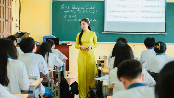 Cô, trò Trường THPT chuyên Nguyễn Trãi (Hải Phòng). Ảnh: NTCC