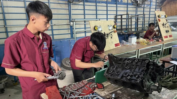 Một buổi thực hành của học viên Trường Trung cấp Nguyễn Tất Thành. 