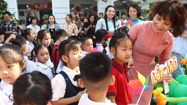 Cô trò Trường Tiểu học Vĩnh Tuy (Vĩnh Hưng, Hà Nội) trước thềm năm học mới 2025 - 2026. Ảnh: TG