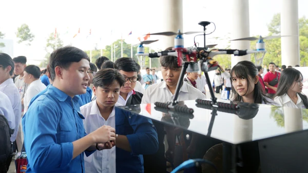 Học sinh trải nghiệm những giải pháp, mô hình công nghệ, sản phẩm nghiên cứu - ứng dụng trong một ngày hội tuyển sinh 2026. Ảnh: TDMU