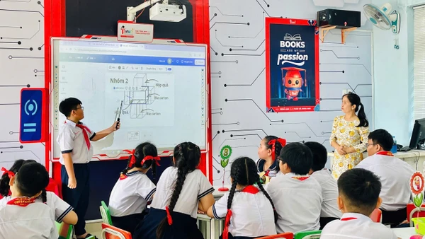 Giáo viên Trường Tiểu học Thuận Kiều (phường Đông Hưng Thuận, TPHCM) trong giờ lên lớp. Ảnh: Minh Anh