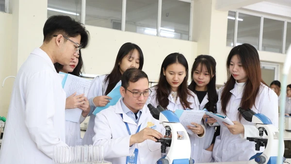 Thầy trò Trường Đại học Thành Đô (Hà Nội). Ảnh: NTCC