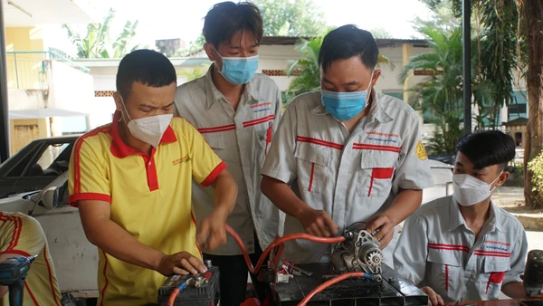 Sinh viên ngành Công nghệ ô tô Trường Cao đẳng Đại Việt Sài Gòn trong giờ học thực hành. Ảnh: Lê Nam