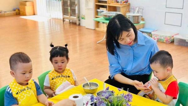 Trẻ ăn bán trú tại Trường Mầm non Ngô Thì Nhậm (Hà Đông, Hà Nội). Ảnh: Đình Tuệ