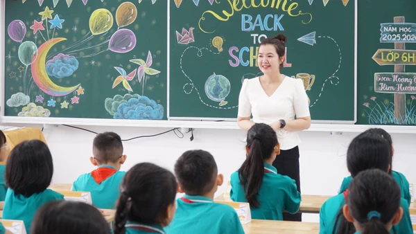 Cô trò Trường THCS Hưng Bình (Thành Vinh, Nghệ An).
