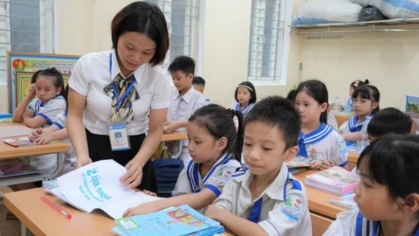 Cô và trò Trường Tiểu học Hà Huy Tập 2, phường Vinh Phú, Nghệ An. Ảnh: Hồ Lài