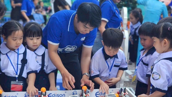Học sinh Trường Tiểu học Đặng Trần Côn (Vĩnh Hội, TPHCM) trải nghiệm hoạt động STEM tại trường. Ảnh: TH