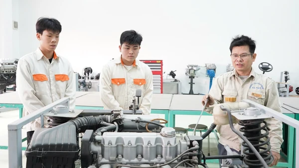 Giảng viên Trường Cao đẳng nghề Hà Nam (tỉnh Ninh Bình) hướng dẫn sinh viên thực hành về kỹ thuật ô tô. Ảnh: Đình Tuệ