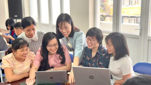 ThS Cao Hồng Huệ tập huấn giáo viên phát triển năng lực số cho học sinh. Ảnh: NVCC