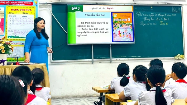 Nhờ công nghệ, bài giảng trong mỗi giờ học ở Trường Tiểu học Lê Hồng Phong trở nên trực quan sinh động hơn. Ảnh: NNTC