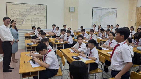 Ông Dương Văn Dân thăm hỏi học sinh Trường THCS Chánh Hưng khi đến học tập tại địa điểm mới. Ảnh: MA