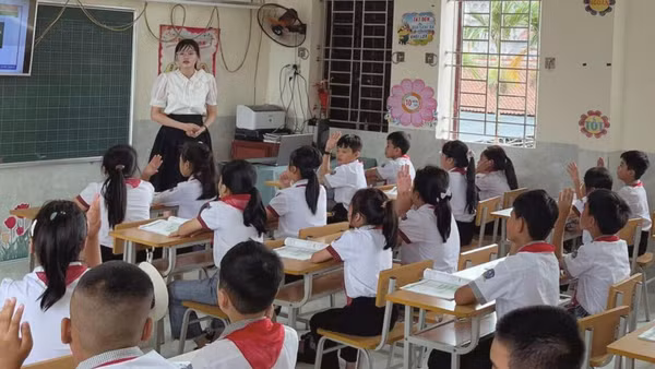 Cô Vũ Ngọc Lan luôn chú trọng ứng dụng công nghệ thông tin vào giảng dạy. Ảnh: NVCC