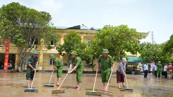 Lực lượng chức năng hỗ trợ Trường Tiểu học Thu Thủy (Nghệ An) khắc phục bão lụt. Ảnh: INT
