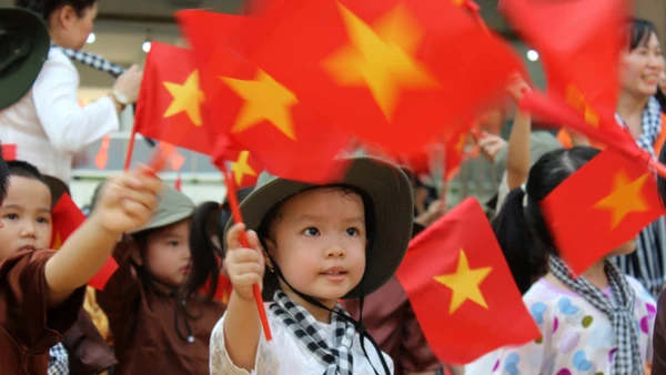 Trẻ mầm non TPHCM trong một hoạt động kỷ niệm 50 năm Ngày thống nhất đất nước (30/4/1975 – 30/4/2025). Ảnh minh họa: INT