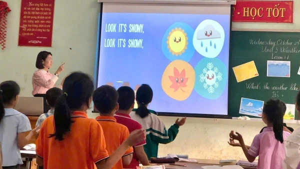 Giờ học tiếng Anh tại Trường Tiểu học Hạ Hòa (Phú Thọ). Ảnh: NTCC