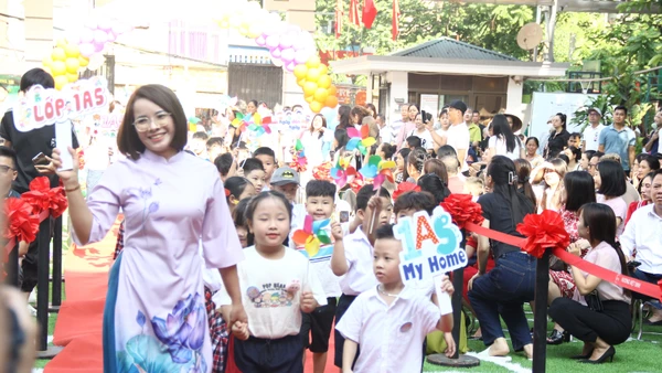 Cô trò Trường Tiểu học Vĩnh Tuy (Vĩnh Hưng, Hà Nội). Ảnh: TG