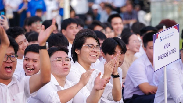 Sinh viên Trường Đại học Bách khoa (Đại học Quốc gia TP Hồ Chí Minh) chào đón năm học mới. Ảnh: HCMUT