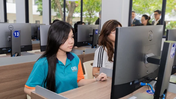 Sinh viên Đại học Kinh tế TPHCM tại trung tâm khảo thí của trường. Ảnh: UEH